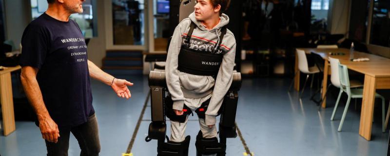 Engenheiro cria um traje robótico para que seu filho possa andar!