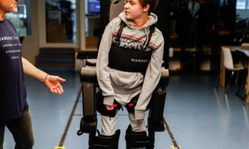 Engenheiro cria um traje robótico para que seu filho possa andar! Engenheiro cria um traje robótico para que seu filho possa andar!